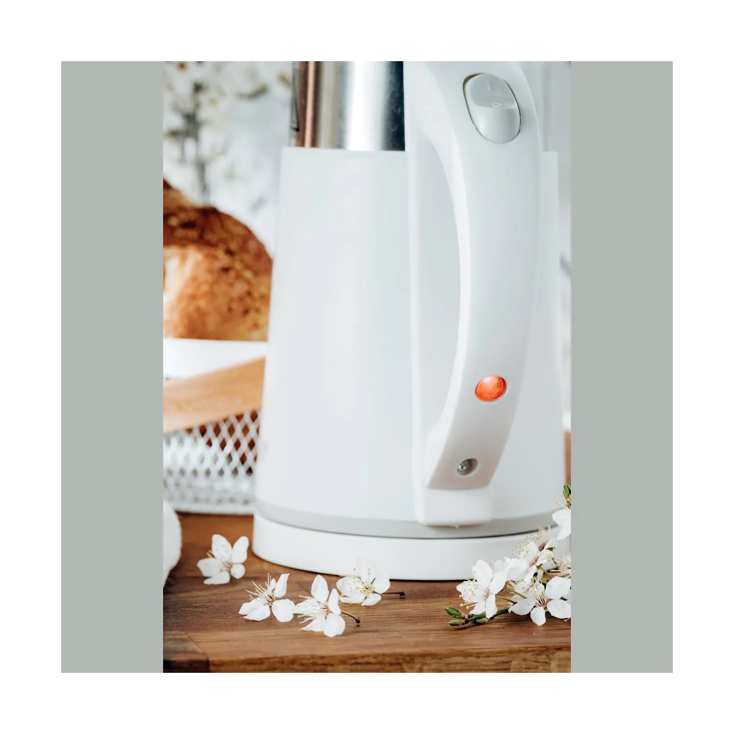 Adler | Kettle | AD 1372 | Electric | 800 W | 0.6 L | Plastic/Stainless steel | 360° rotational base | White