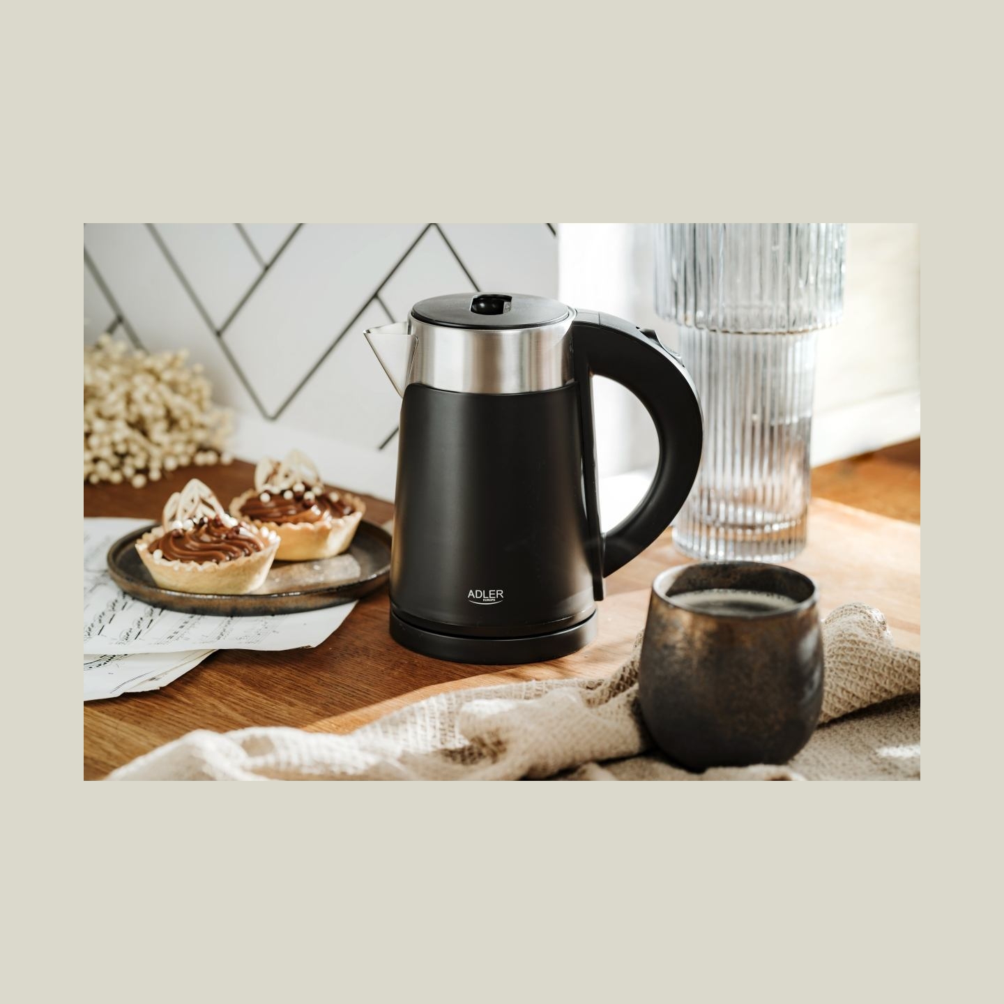 Adler | Kettle | AD 1372 | Electric | 800 W | 0.6 L | Plastic/Stainless steel | 360° rotational base | Black