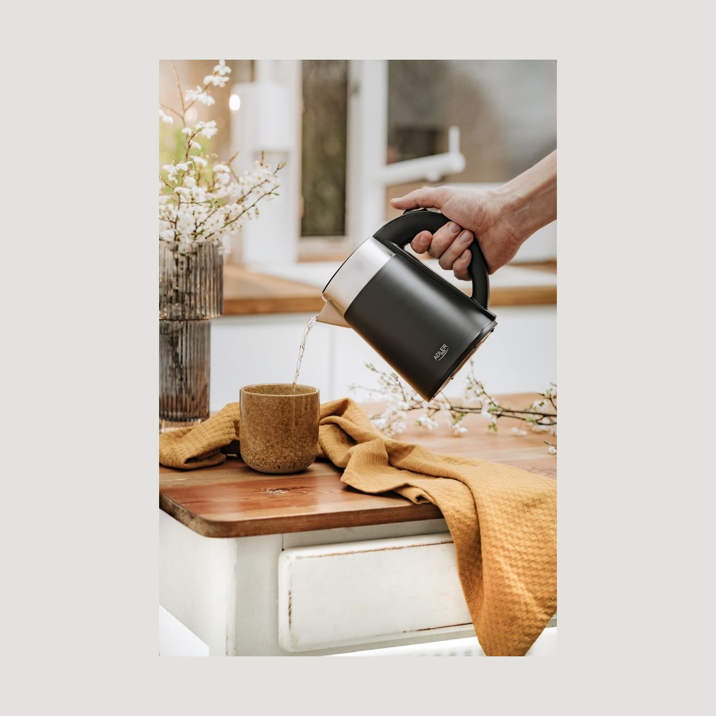 Adler | Kettle | AD 1372 | Electric | 800 W | 0.6 L | Plastic/Stainless steel | 360° rotational base | Black