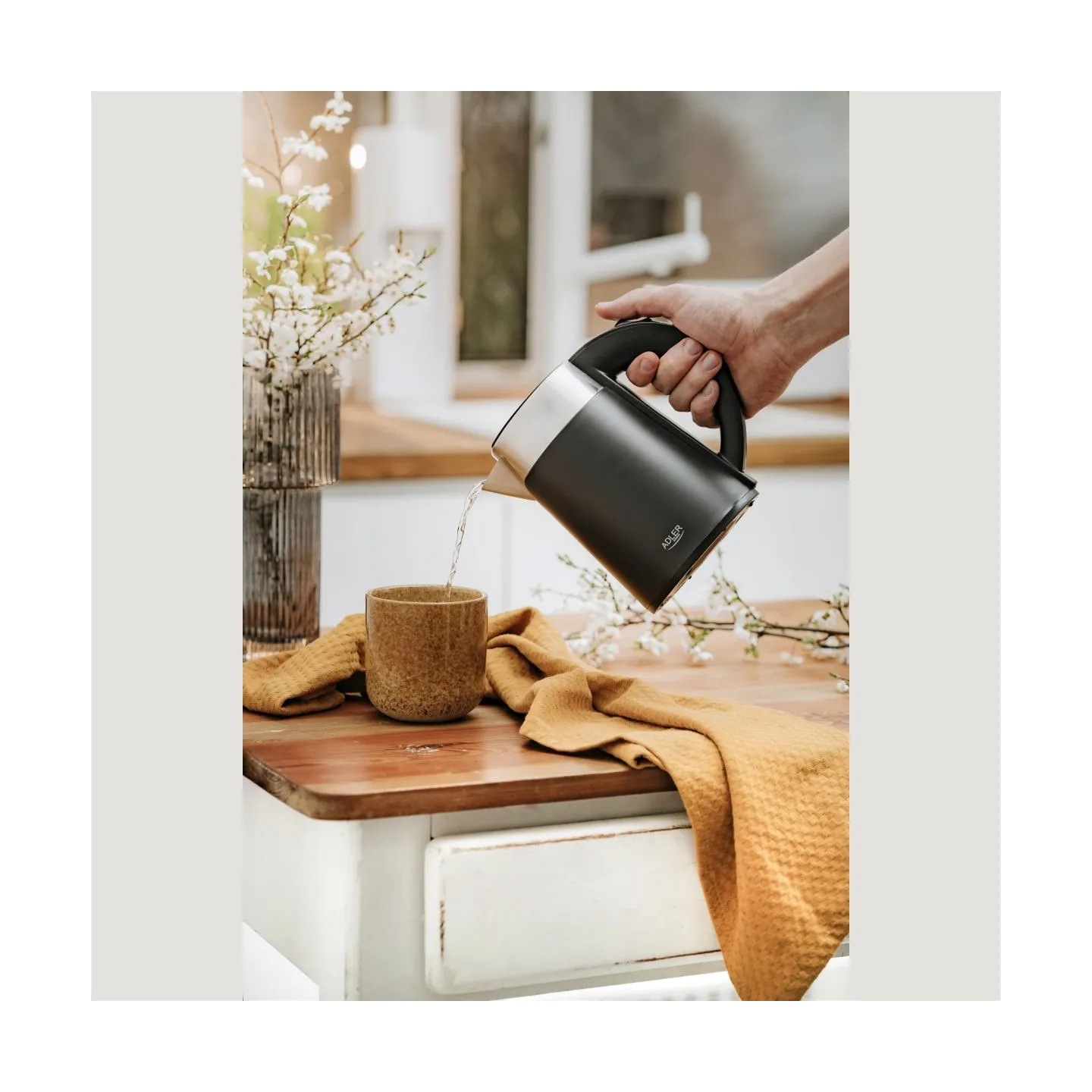 Adler | Kettle | AD 1372 | Electric | 800 W | 0.6 L | Plastic/Stainless steel | 360° rotational base | Black