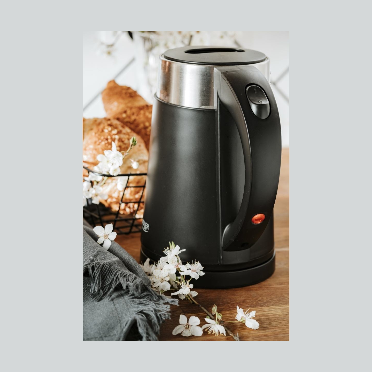 Adler | Kettle | AD 1372 | Electric | 800 W | 0.6 L | Plastic/Stainless steel | 360° rotational base | Black