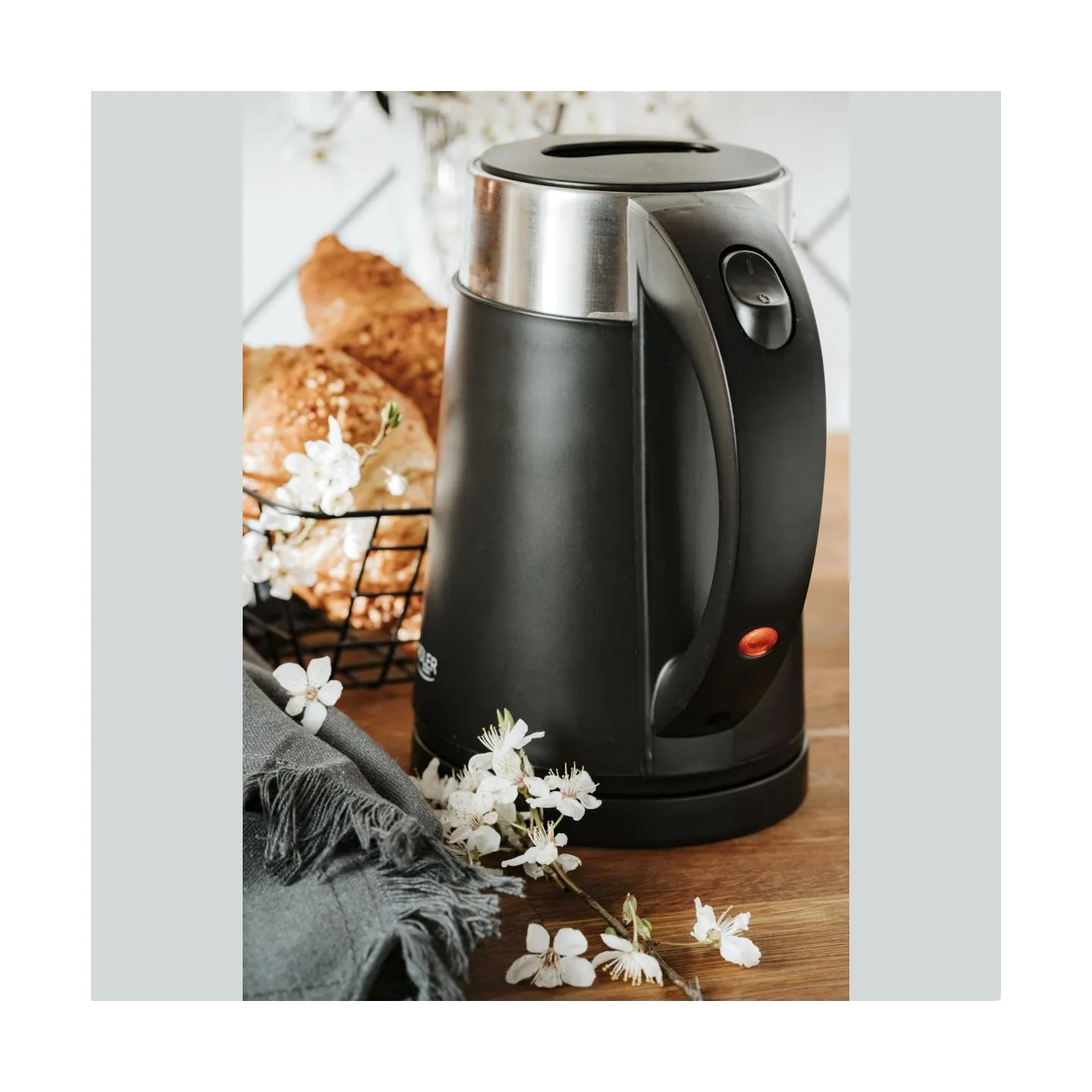 Adler | Kettle | AD 1372 | Electric | 800 W | 0.6 L | Plastic/Stainless steel | 360° rotational base | Black