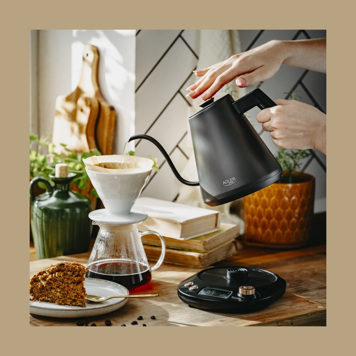 Adler Kettle | AD 1349 | Electric | 1100 W | 1 L | Stainless steel | 360° rotational base | Black/Gold