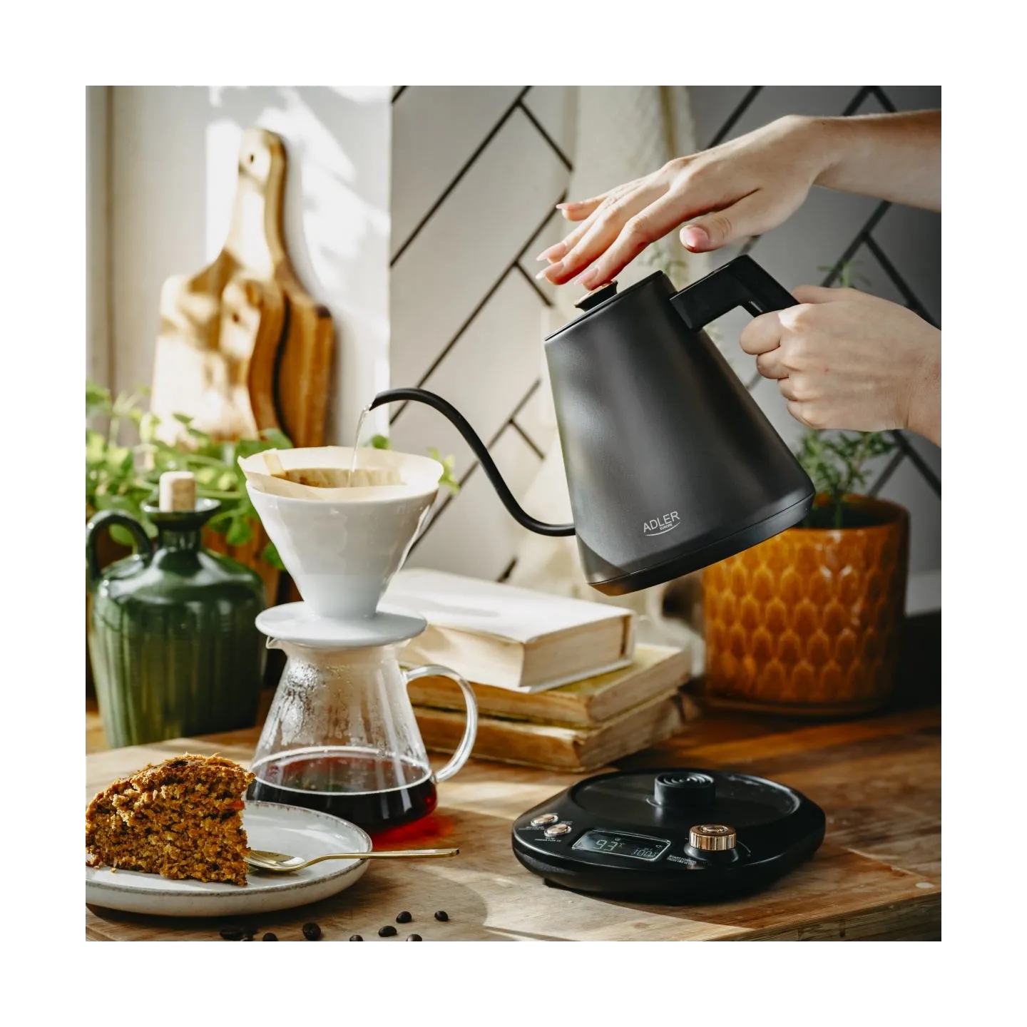 Adler Kettle | AD 1349 | Electric | 1100 W | 1 L | Stainless steel | 360° rotational base | Black/Gold