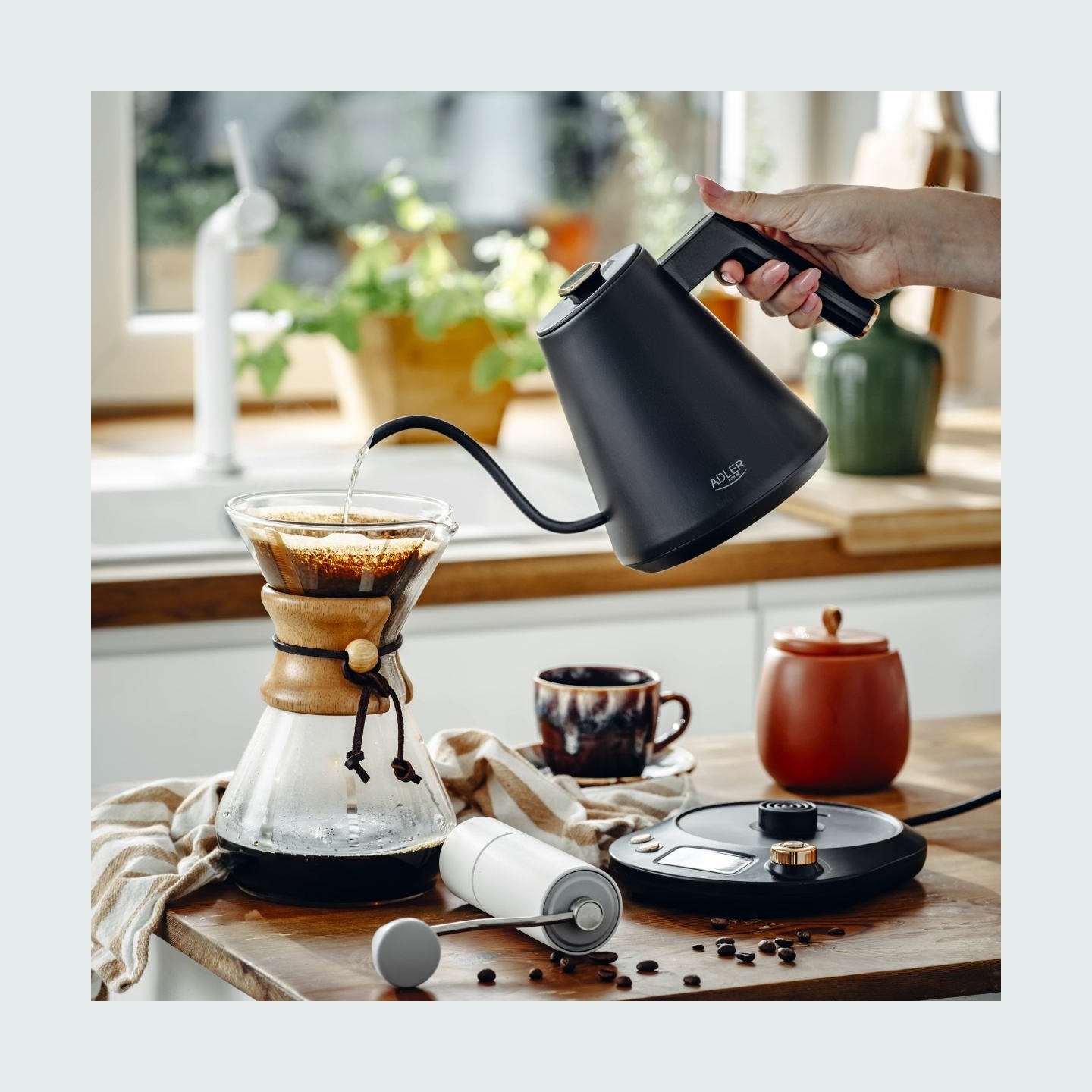 Adler Kettle | AD 1349 | Electric | 1100 W | 1 L | Stainless steel | 360° rotational base | Black/Gold