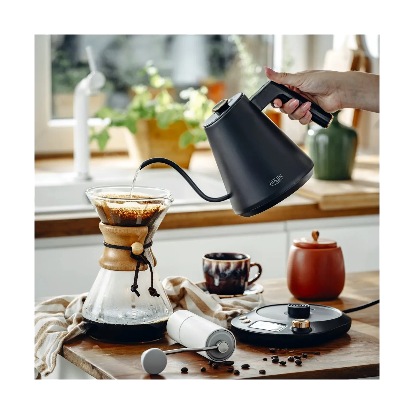 Adler Kettle | AD 1349 | Electric | 1100 W | 1 L | Stainless steel | 360° rotational base | Black/Gold