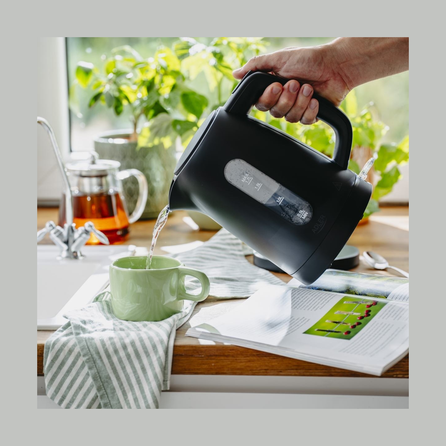 Adler Kettle | AD 1379b | Electric | 2200 W | 1.7 L | Polypropylene | 360° rotational base | Black