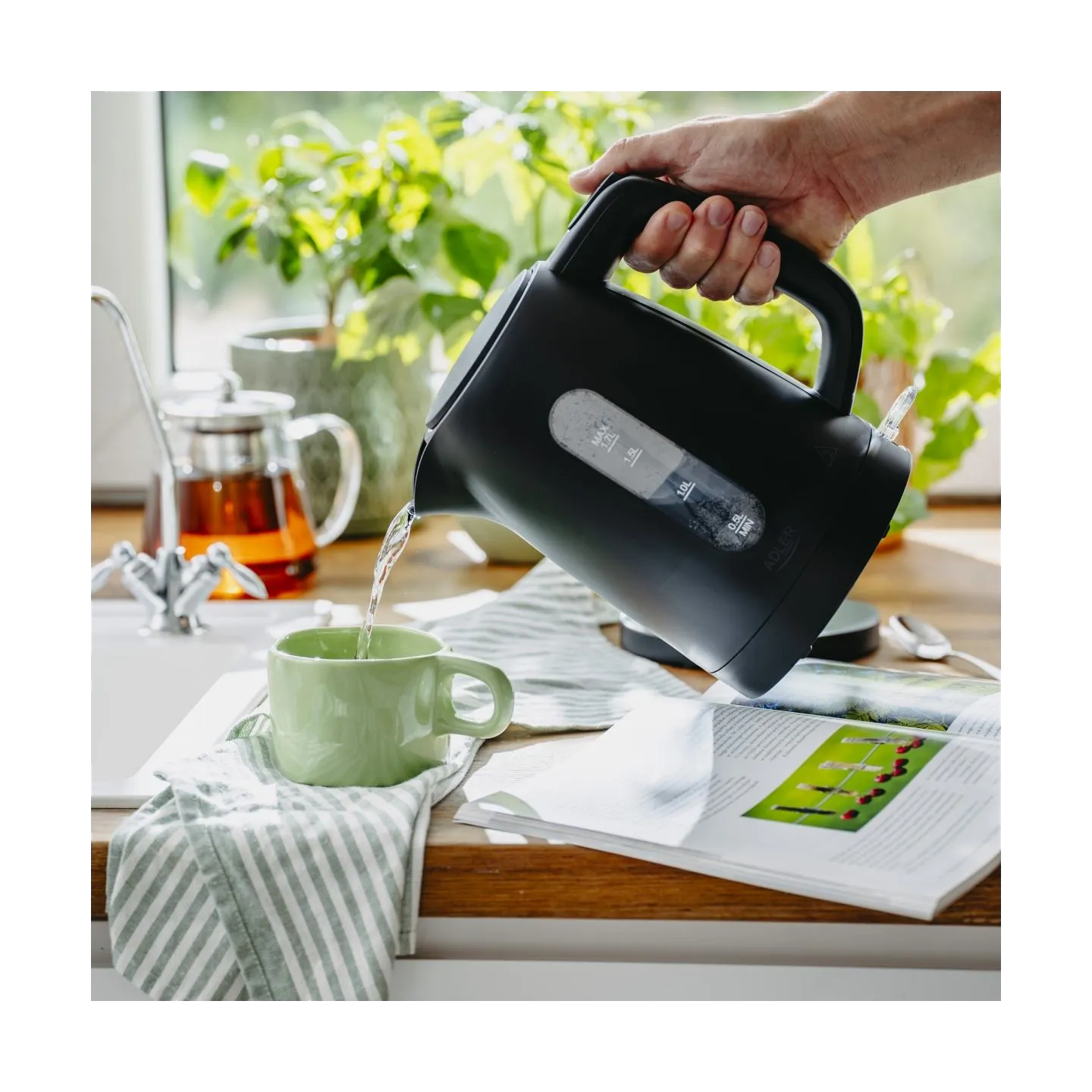 Adler Kettle | AD 1379b | Electric | 2200 W | 1.7 L | Polypropylene | 360° rotational base | Black