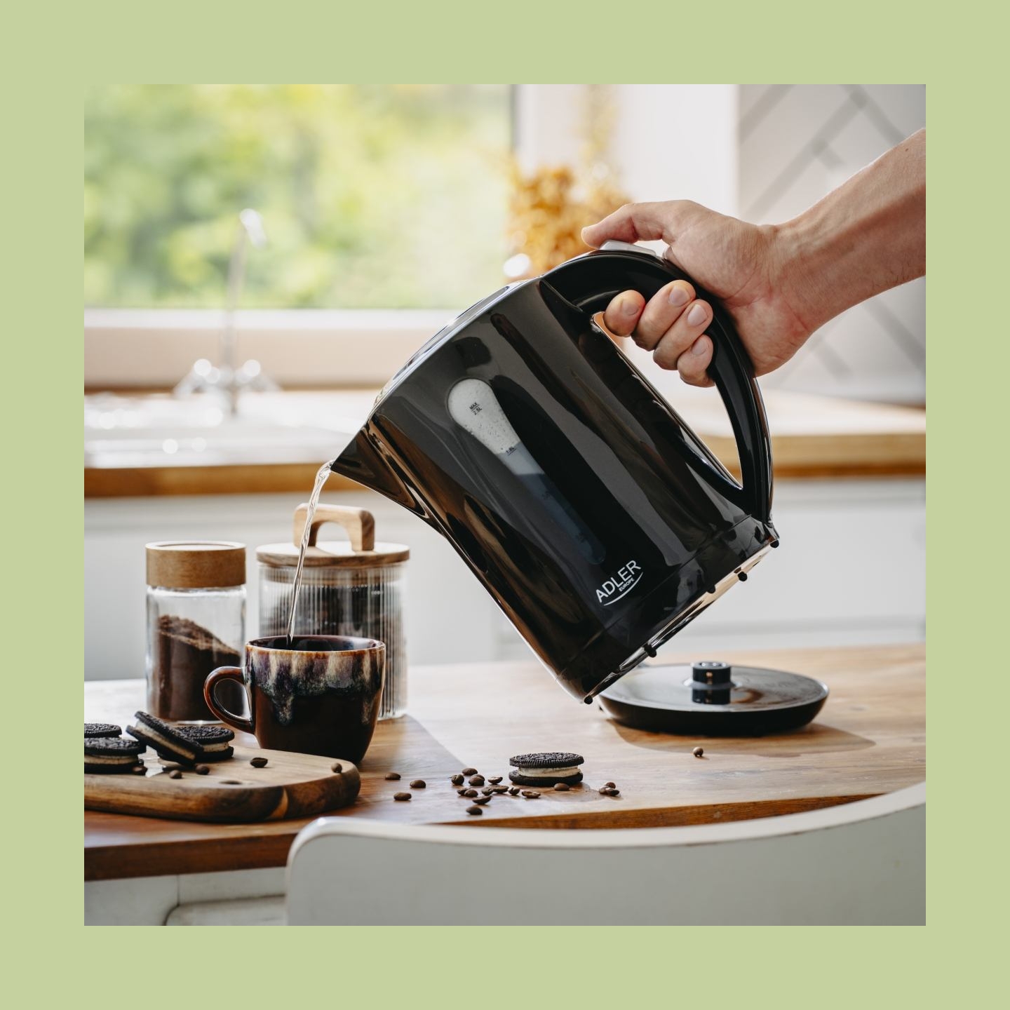 Adler Kettle | AD 1244 | Electric | 1850 W | 2.5 L | Plastic | 360° rotational base | Black