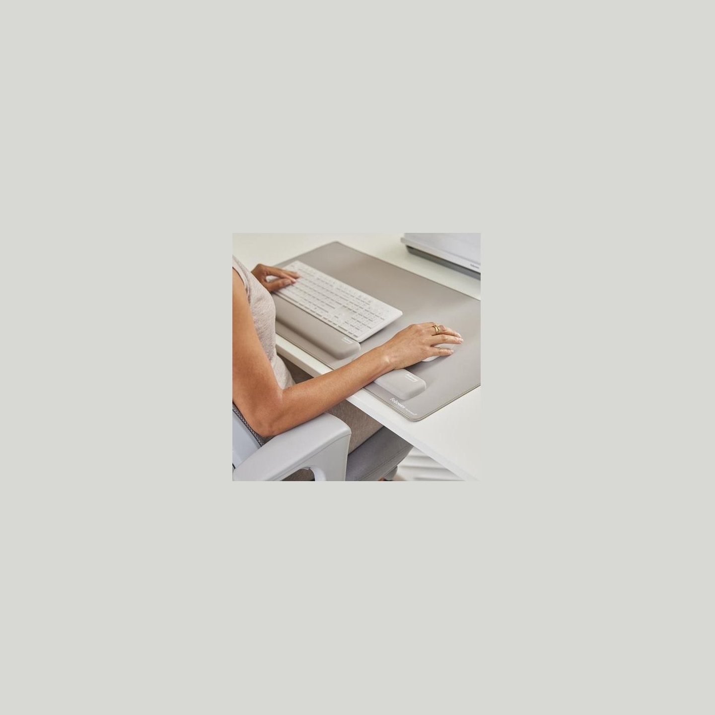 Fellowes | Breyta Palm Wrist Rest | Sand