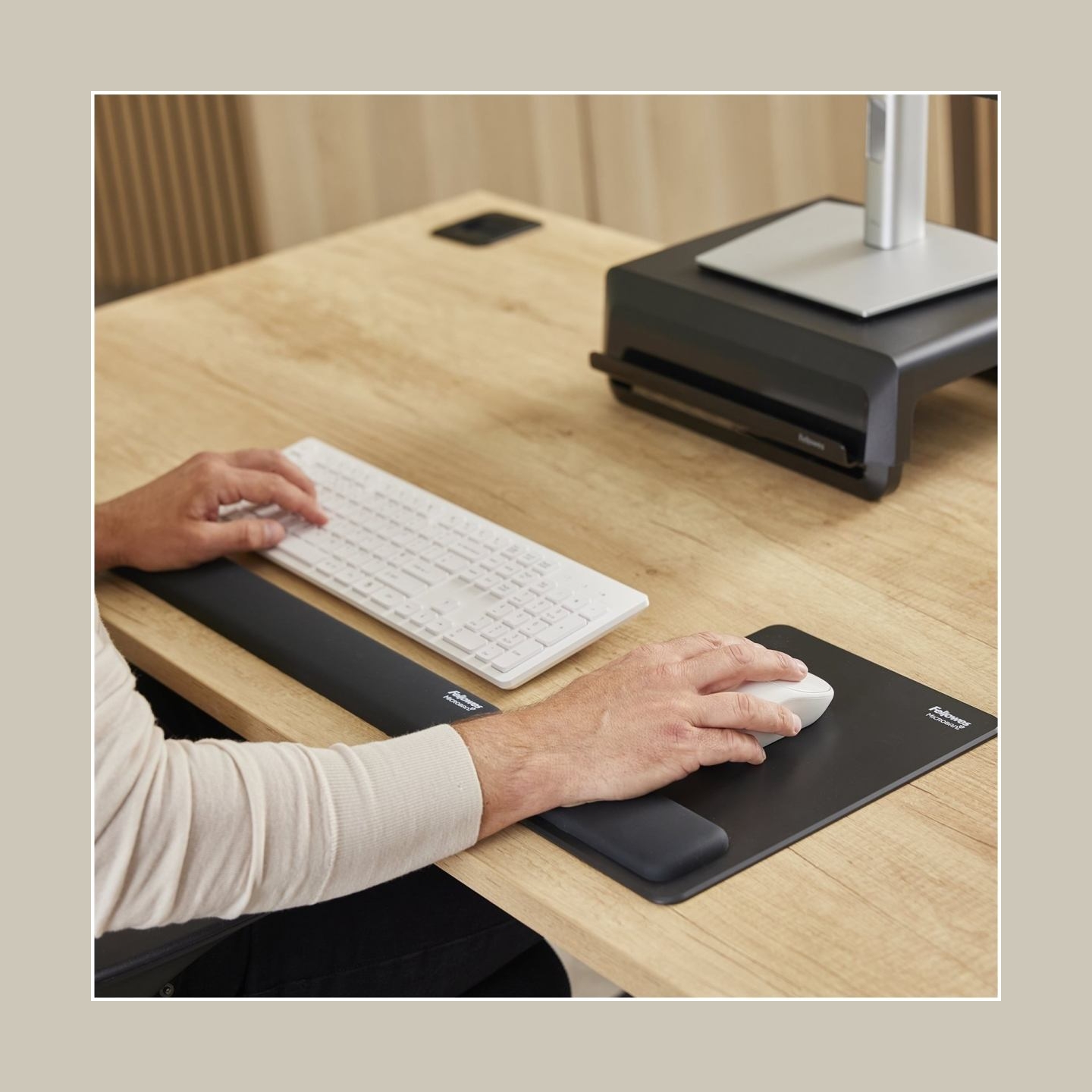 Fellowes | Breyta Keyboard Wrist Rest | Black